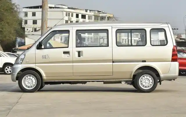 五菱荣光表现如何?不仅仅是面包车那么简单,核载7人,3.68万起