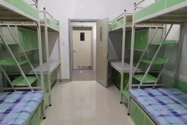 "再苦也不会让孩子住校",白岩松谈寄宿带给孩子的伤害,很现实