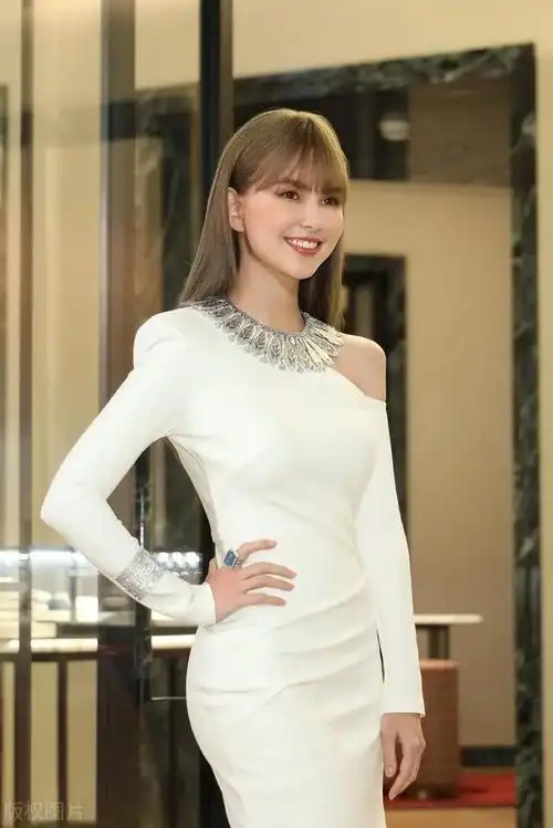 "杰伦嫂"昆凌台湾出席,开叉白裙难掩凹凸身姿,真不像生过3胎