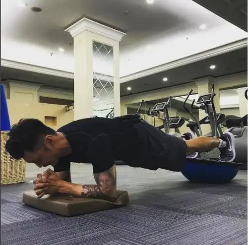 学习余文乐社交网络晒照技巧,成功吸女粉