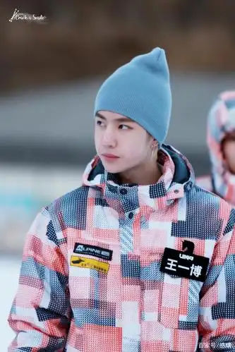 王一博太喜欢戴帽子了!这个美妆蛋博的图你看过了吗?