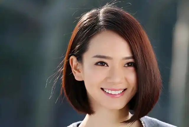 戚薇好会穿,西装上套婚纱,长发染成水蓝色,美回10年前|发型|短发|挑染