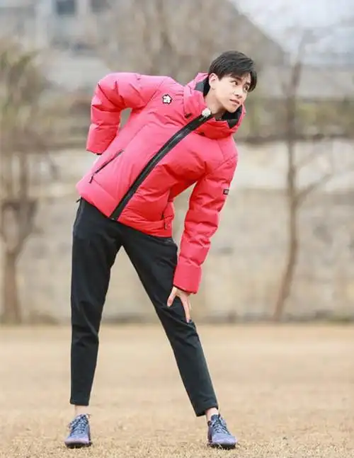 胡一天一件蓝色西装搭配黑色裤子去活动,这风格帅吗?