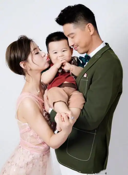 李小萌晒照庆祝结婚十周年,夫妻俩撒糖太甜蜜,是真爱没错了