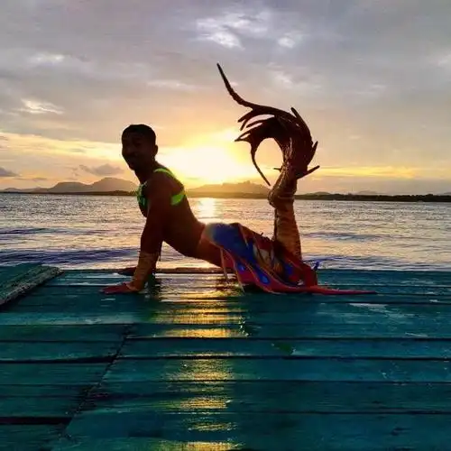 人鱼王子 merwen:肌肉男的水中温柔|悠然|海龟|美人鱼|水族馆_网易