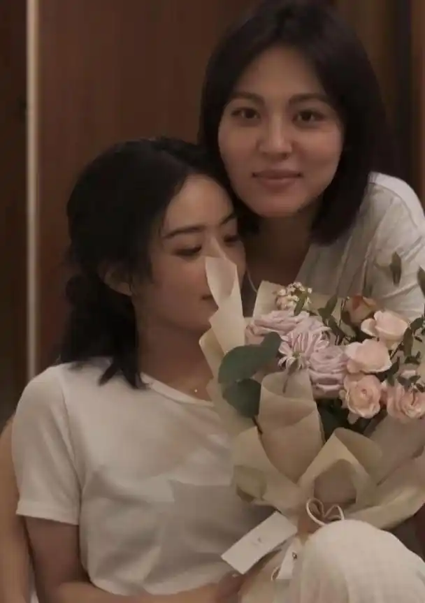 赵丽颖深夜晒照人气堪比刘德华a4腰惹眼收到儿子礼物太幸福