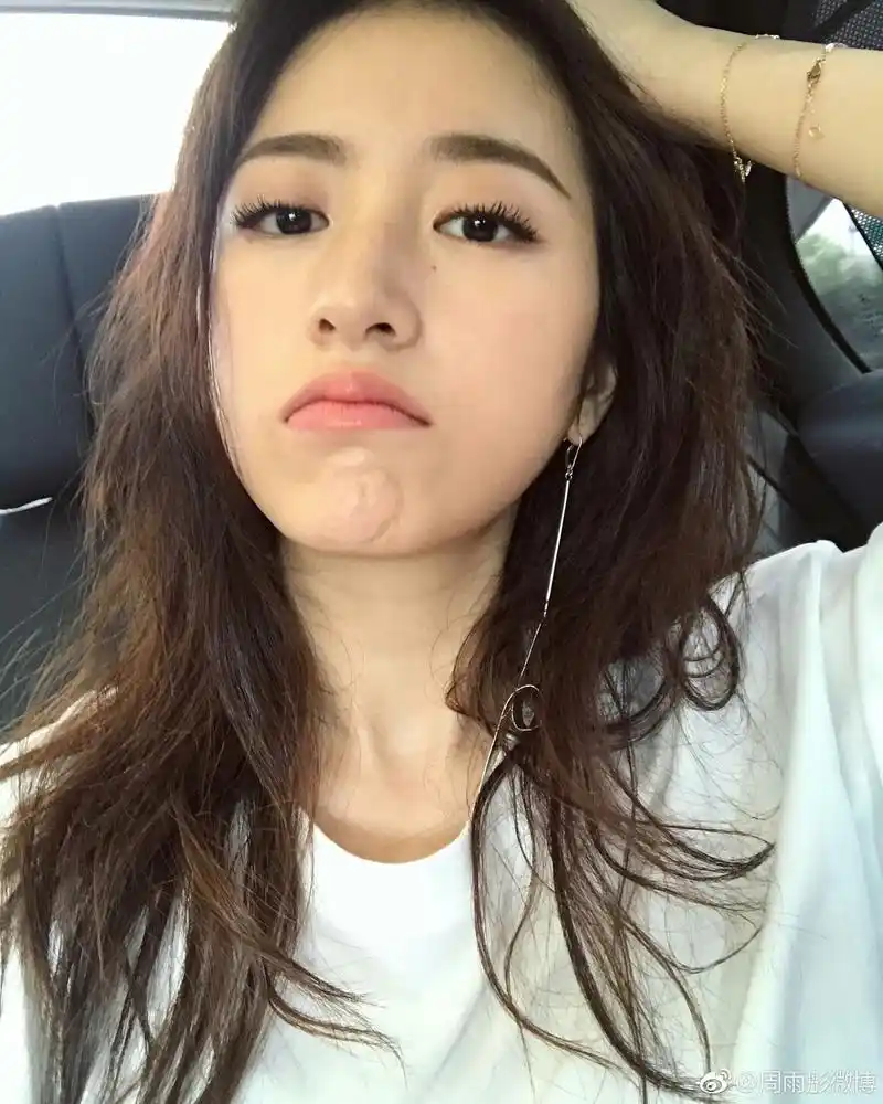 周雨彤:不属于惊艳型,但绝对很耐看