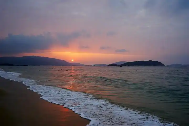 2024离海边这么近,早起看日出是必须的.清晨的海边非常安静,有一些来