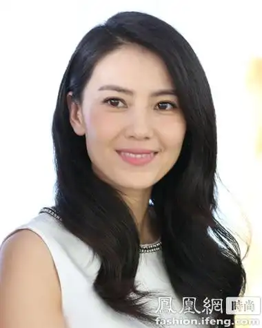 跟8位女星学 4步打造偏分卷发|发型|女星_凤凰时尚