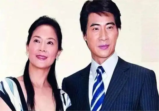 俊朗男星再娶佳人,黄志忠前妻获真爱,视继子如命婚姻无子亦美满
