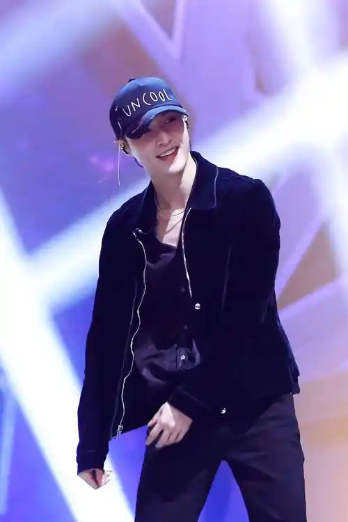 张艺兴表演帽子戏法,点燃全场,深受年轻人喜欢_krump_街舞_地板