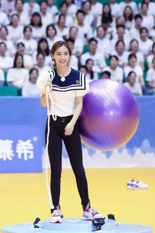 31岁杨颖穿水手服显活力漫画腿配紧身裤实力抢镜这身材绝了