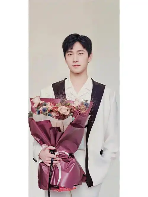 是手捧鲜花的杨洋啊