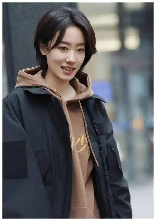 张小斐剪了短发像换了个人,中分短发又酷又飒,38岁老阿姨简直嫩成了18