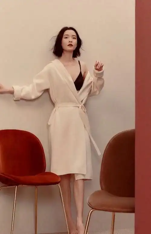 官方数据显示,杜鹃的身高179cm,体重却只有95斤,和同样身高的大表姐