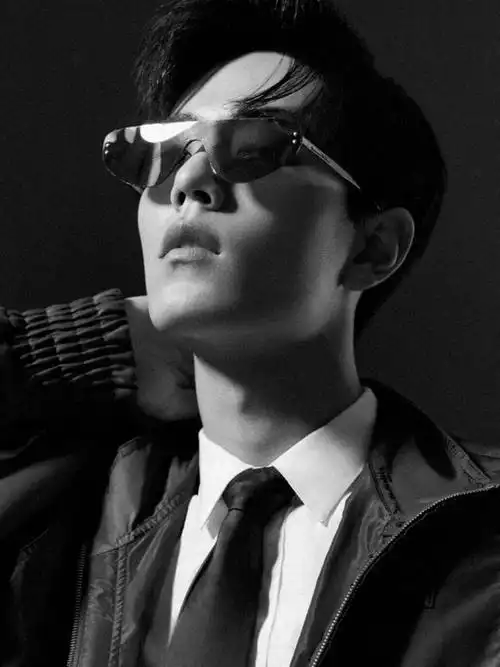 戴墨镜,能有多撩?看肖战就知道了