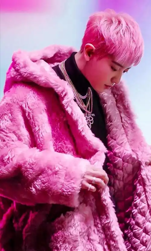 朴灿烈的这款粉色的发型可不一样,他没有选择可爱的锅盖头,而是将头发