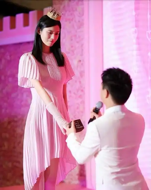 听说啊,她刚刚生完第一胎,四太就送了价值五个亿的豪宅给她.