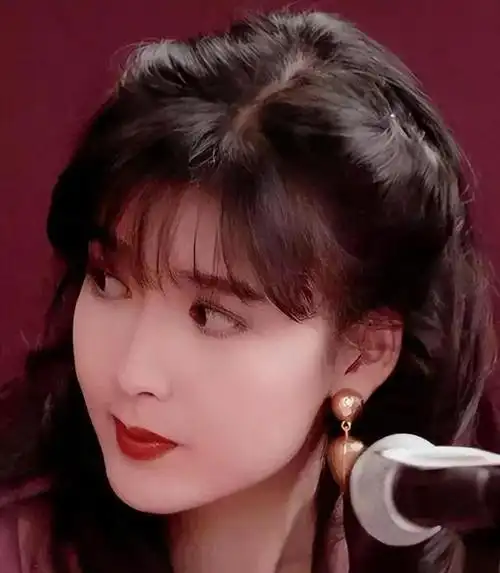 周慧敏,被誉为"玉女掌门人",无疑是上世纪90年代最美的女星.