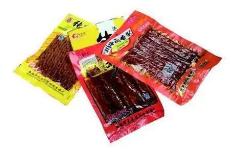 校门口三无食品别吃了 生产车间脏乱差添加剂胡乱扔