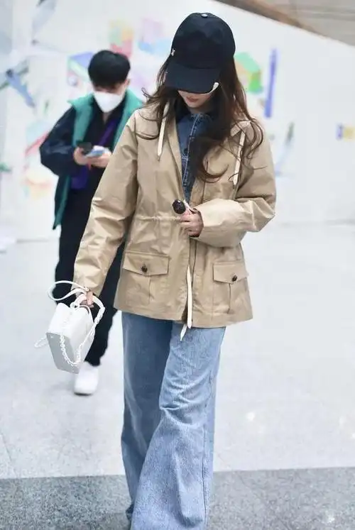 刘亦菲从哪找来的丑衣服?窄腰短风衣土气又显壮,全靠美貌撑着!