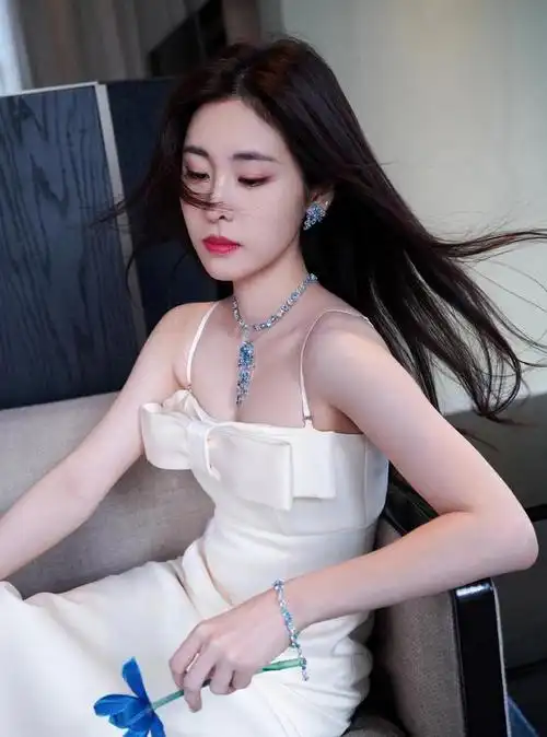 张碧晨白色吊带紧身裙参加活动皮肤白皙身材修长