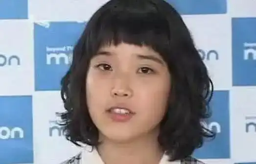 iu15岁青涩旧照曝光,曾经被嘲笑长得丑,今成韩国顶级女歌手