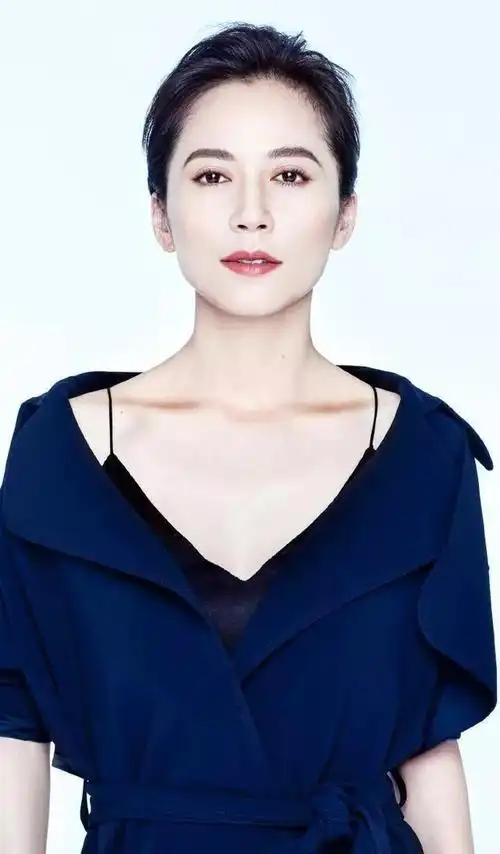 拉低外套露香肩,身材依旧很性感!50岁俞飞鸿大片惹人爱!