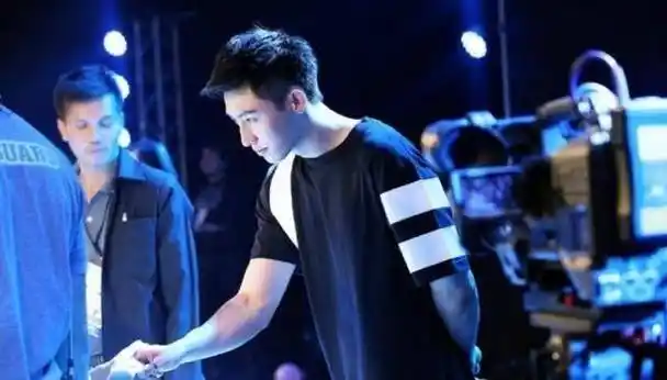 黄景瑜:服务员到当红小生,风光背后的泪水,从不敢在父母面前流_工作