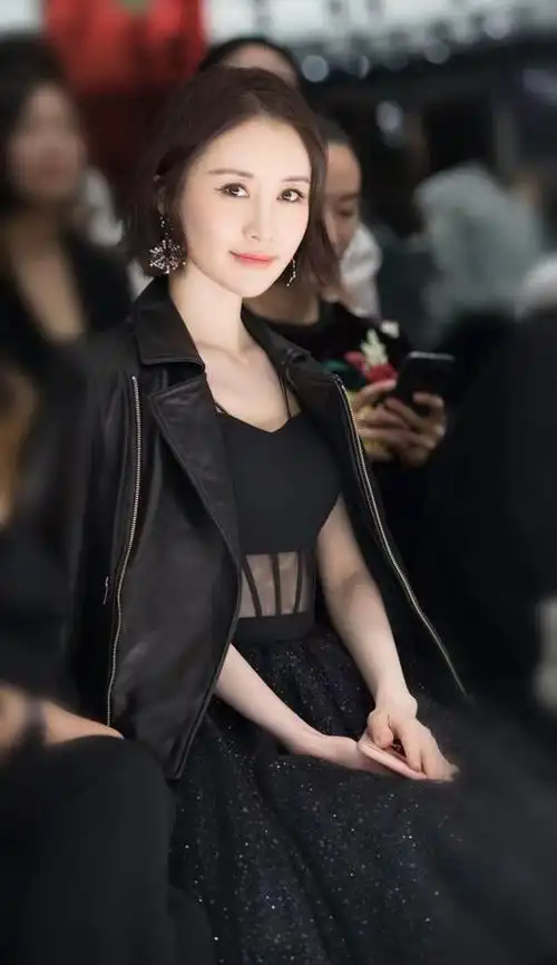 世间最美是舒畅白色套裙简约大方当真温柔了岁月