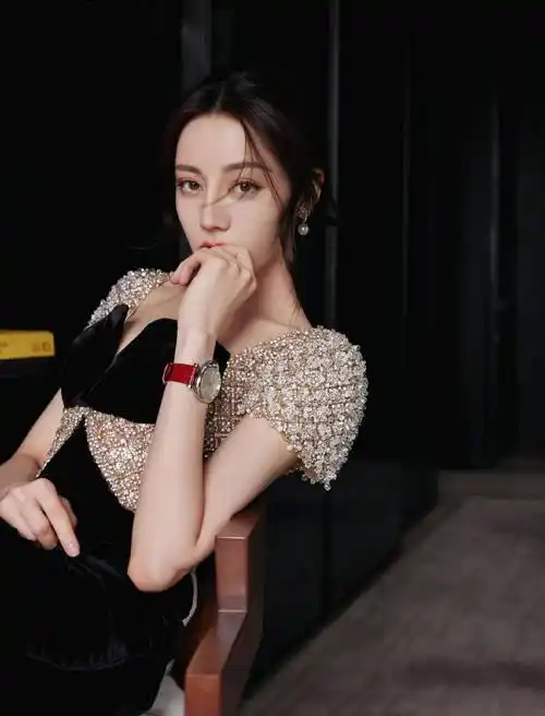 迪丽热巴黑丝绒礼服性感写真分享给大家,照片中迪丽热巴身穿身穿抹胸