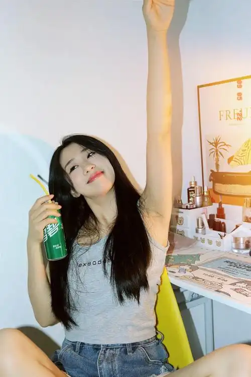 04,一起过夏天" 西瓜拍照已经安排了,那么喝饮料拍照姿势必须安排