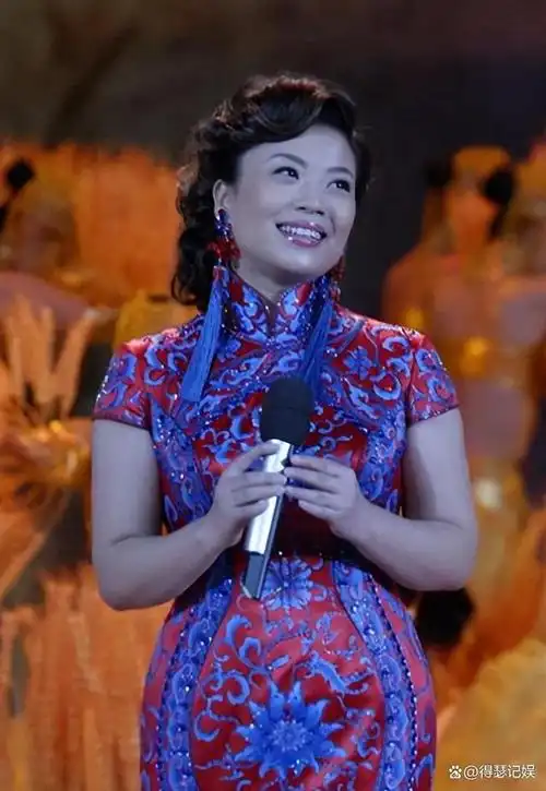 张也,在1998年的春晚舞台上,以他的一首歌曲《走进新时代》受到了全国