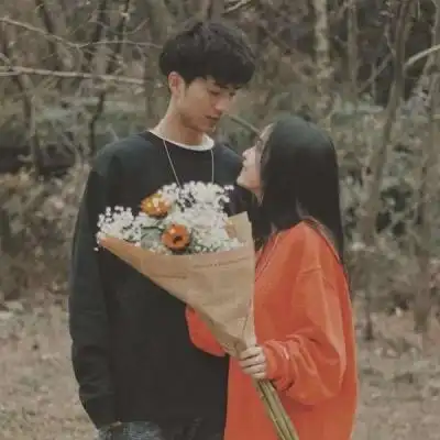 男女捧花情侣头像男女手拿花的情侣头像唯美图片