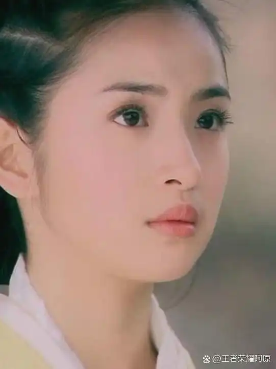 林依晨的小肉脸太占便宜了,看着年轻还甜美