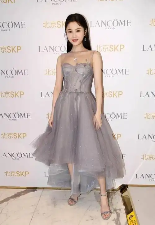 张慧雯虽然长得挺奶的但穿上礼服却很迷人秀出小蛮腰真吸睛