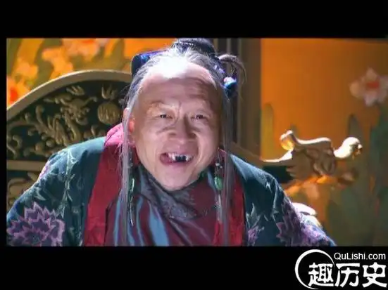 裘千尺,绰号铁掌莲花,大哥裘千丈,二哥铁掌帮帮主裘千仞.