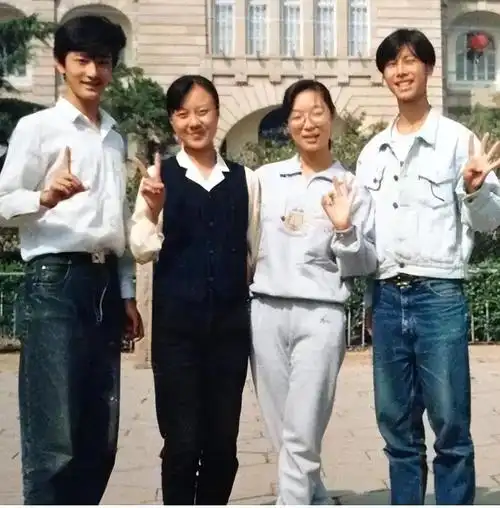 一部分寄给了家里的父母,剩下的便宴请了之前帮助过自己的老师和同学