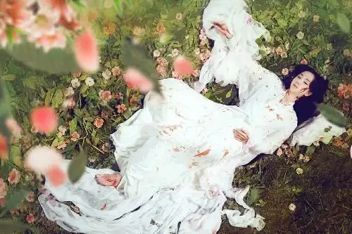 曾躺在花瓣上的女演员们,杨幂让人心疼,赵丽颖悲情,而她太凄惨