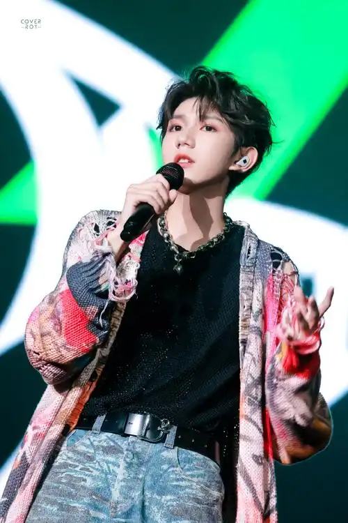 王源超话#王源客厅狂欢巡演##王源客厅狂欢记录册#@tfboys-王源  91