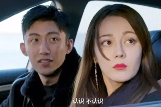 曝迪丽热巴已婚时装周被称呼夫人与黄景瑜情侣穿搭疑高调示爱