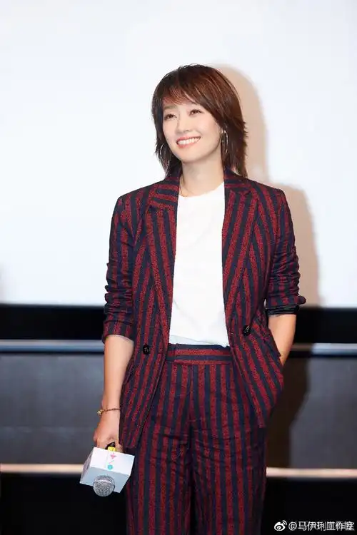 马伊琍又剪短发了,还那么的干练有气质