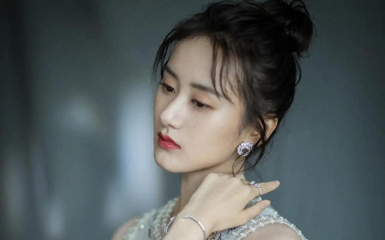 袁冰妍优雅写真图片桌面壁纸
