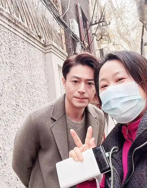 上海43岁霍建华街头拍戏神态疲惫嘴角皱纹明显男神已老