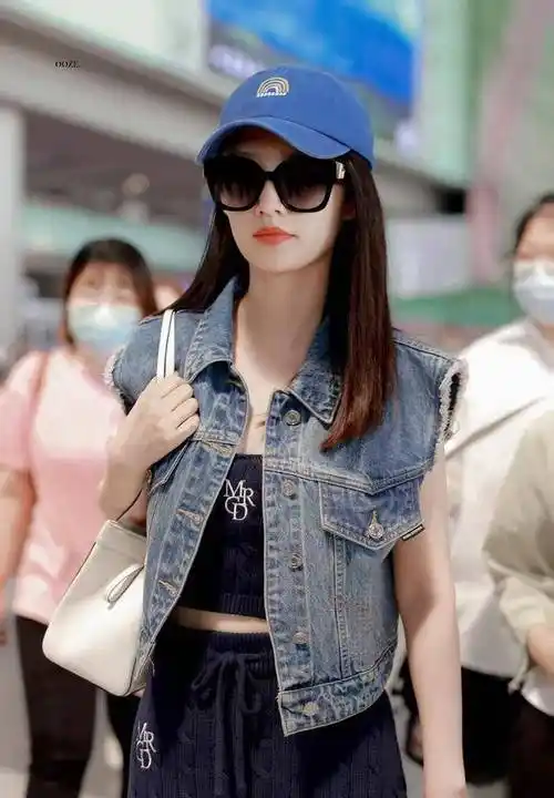 李沁现身机场,穿着休闲舒适的衣服,温柔有气场_氧气_少女_女孩