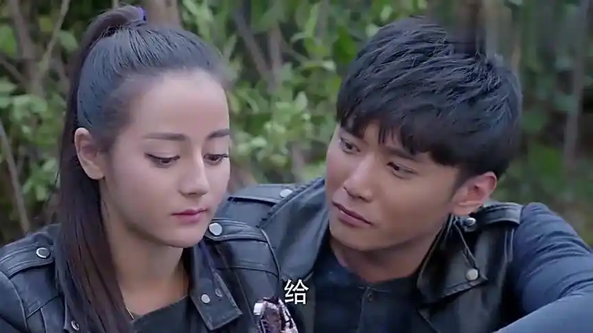 麻辣变形计:剧亮拿巧克力哄小迪,小迪分给大家,大卫吃醋不愿吃