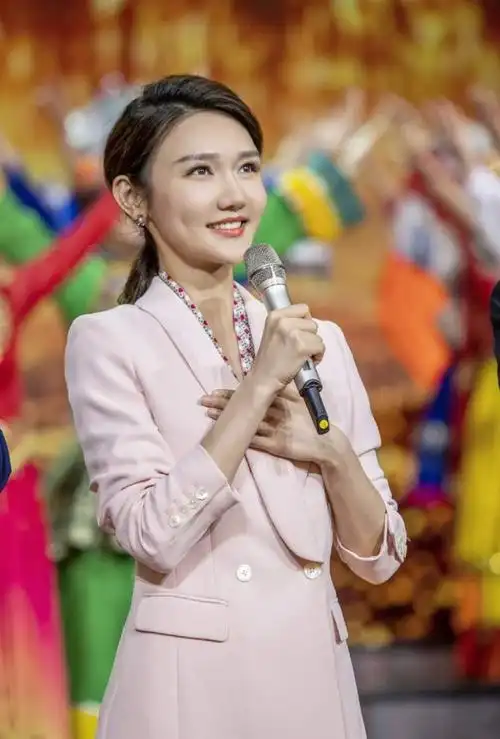 龙洋:从湖南小城到央视当家主持,始终努力前行,如今34岁仍单身