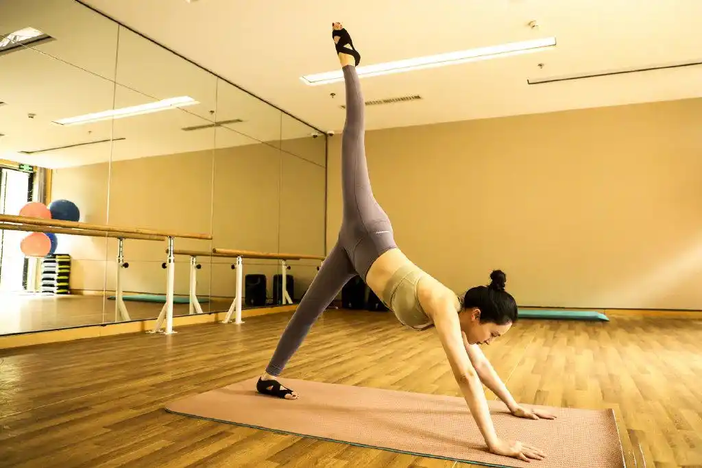 简介:董璇腹肌马甲线性感健身照图片,分享一组董璇图片给大家,图中的