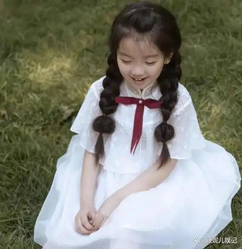 时光荏苒,转眼间《爸爸去哪儿》第四季中的小童星阿拉蕾已经长大.