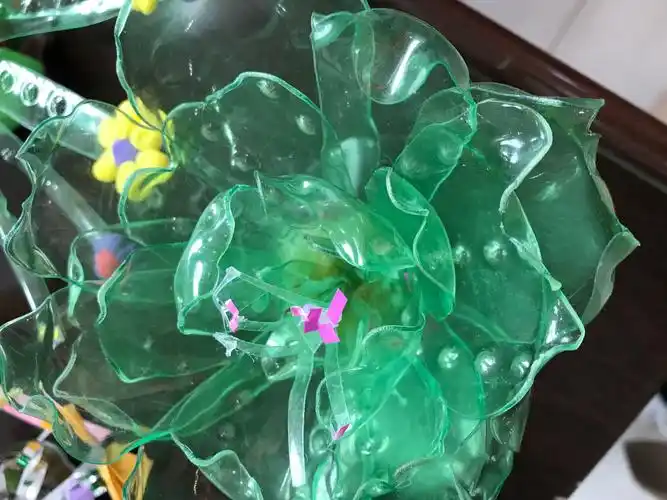 郑旺镇中心小学举办"勤俭节约 变废为宝"手工制作展评活动